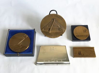 null MONNAIE de PARIS et divers 

Ensemble de 5 médailles en bronze : Société d'autoroute...
