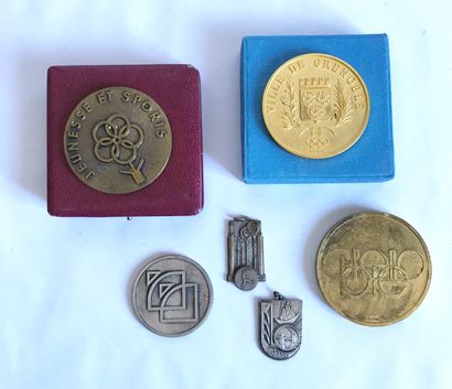 null Ensemble de 6 médailles en bronze ou cuivre patiné à sujet commémorant les JEUX...