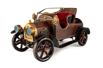 null ART POPULAIRE

Automobile ancienne 

Maquette en bois, tôle et 

H. : 21 cm...