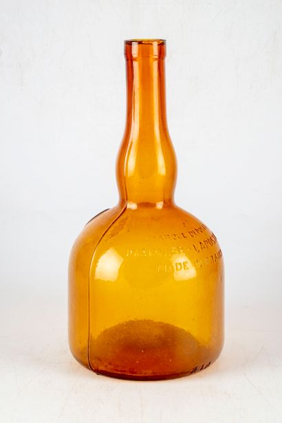 null Flacon en verre couleur ambre portant la marque Marnier-Lapostolle
