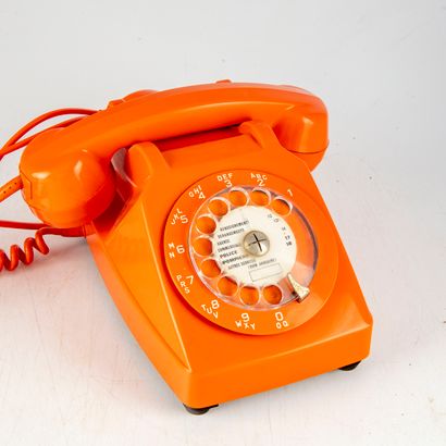 null Téléphone orange à cadran Socotel S63 . 

Circa 70/80