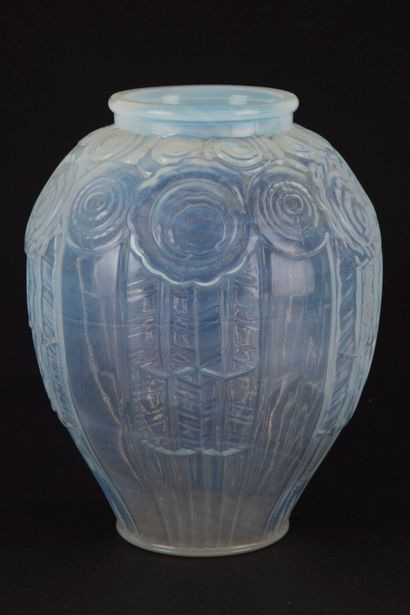 null LUZIA France

Vase en verre opalescent à décor géométriques et de fleurs stylisées...
