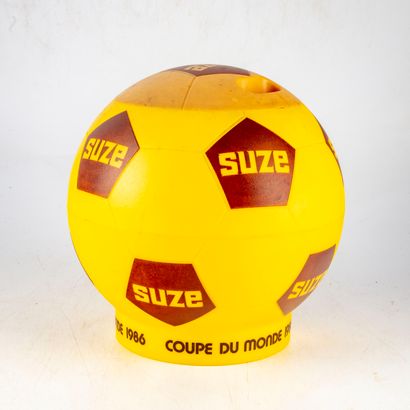 null SUZE

Seau à glace publicitaire de marque "SUZE" en forme de ballon de football...