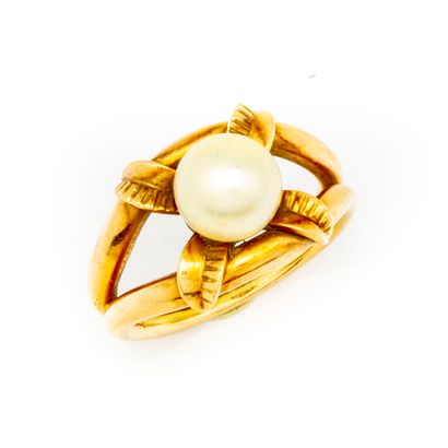 null Yellow gold ring (18K) with two rings joined by a pearl resting on four leaves
Gross...