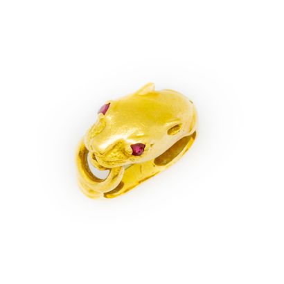 null Yellow gold ring (750th) in the shape of a panther head holding a ring in its...