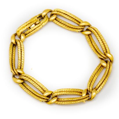 Yellow gold bracelet with flat links in gold...