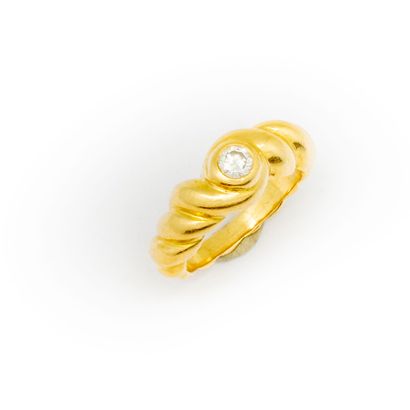 null Small yellow gold (18K) twisted ring centered with a diamond in a closed setting
Gross...