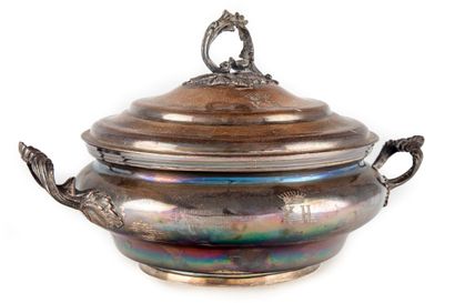 null Covered tureen in silver, the handles and catch decorated with foliage and shells....