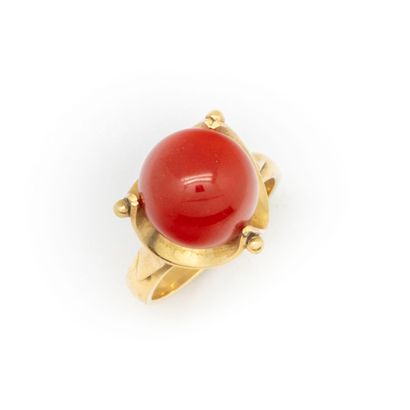 Yellow gold ring (18K) set with a coral pearl
Gross...