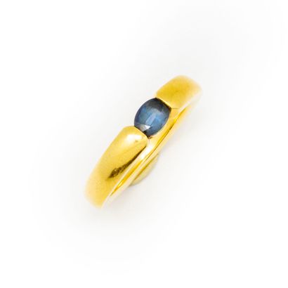 null Yellow gold (18K) ring centered with an oval sapphire
Gross weight: 7.30 g.