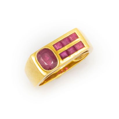 null Yellow gold (18K) ring set with a cushion cut ruby and two rows of small calibrated...