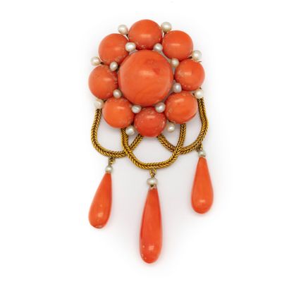 null Yellow gold brooch decorated with coral cabochons, punctuated with fine pearls,...