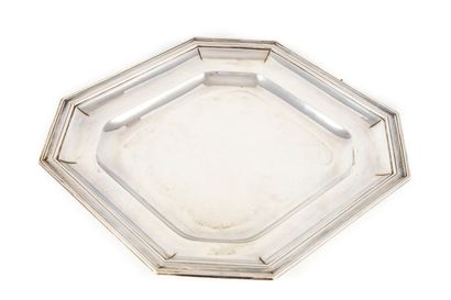RAVINET D'ENFERT RAVINET D'ENFERT
Square silver dish with cut sides in the Art Deco...