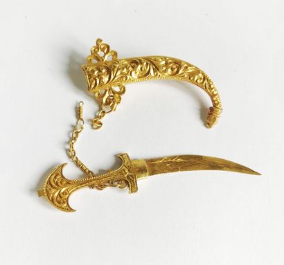 null Brooch in yellow gold (14K) in the shape of a dagger held in its sheath by a...