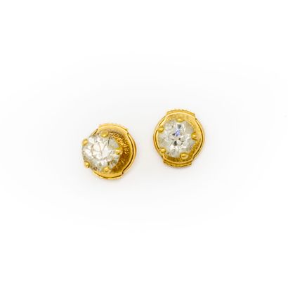 null Pair of stud earrings set with a diamond in yellow gold (18K).
Gross weight:...