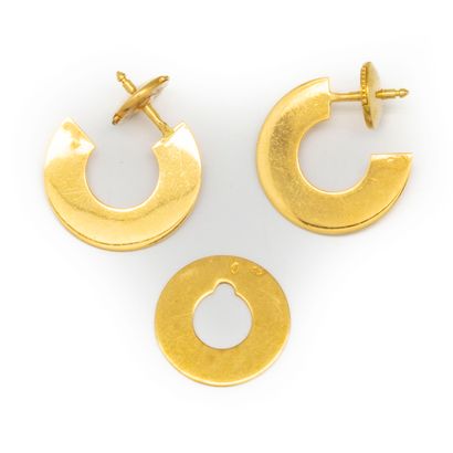 DINH VAN DINH VAN
Pair of earrings and a pendant in yellow gold (18K) Target model,...