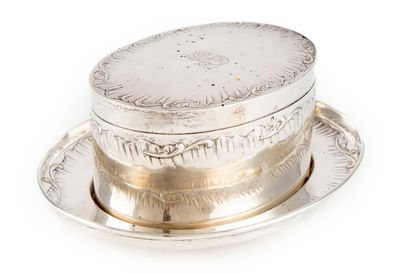 TETARD House of TETARD
Large oval box and its frame in silver with chased border...
