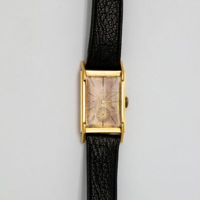 ROLEX House of ROLEX
Men's watch in gold, rectangular dial, mechanism signed Rolex
Gross...