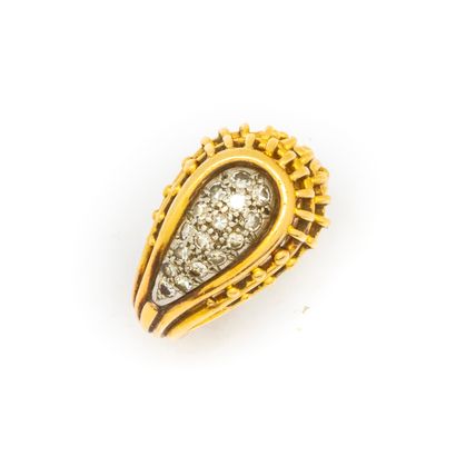 Yellow gold ring with a lanceolate pattern...