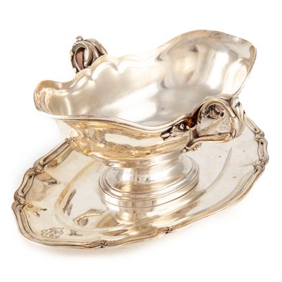 null Sauce boat in silver, with leafy handles. Figured on the tray Louis XV style...
