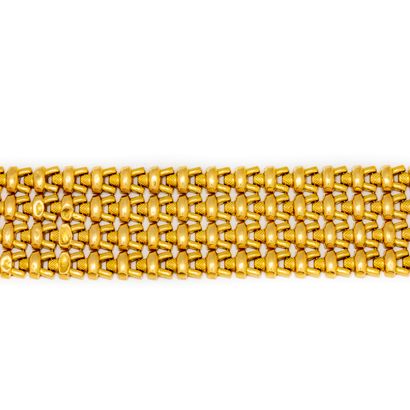 null Yellow gold bracelet forming a ribbon with rice grain links
Weight : 49,9 g.
Some...
