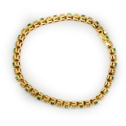 null Flexible line bracelet in yellow gold decorated with diamonds and emeralds (21...