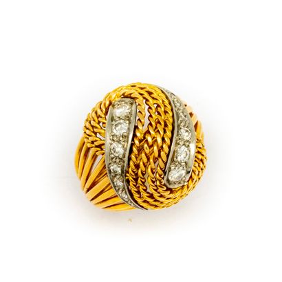 null Vers 1960
Bague dôme en or jaune, l'anneau orné de fils d'or, surmontée d'un...