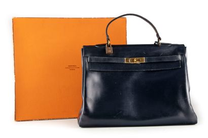 HERMES HERMES - Paris 
Handbag Kelly model in night blue leather, padlock, keys and...