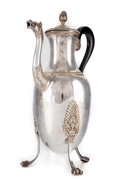 null Coffee pot in silver with moulded border of frieze of palmettes and rai-de-cœurs,...
