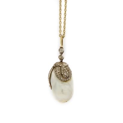 null Gold pendant with a large baroque pearl set with small diamonds on a chain
Gross...