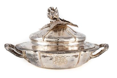 ODIOT ODIOT - Paris
Silver vegetable dish with contoured edge, double nets and crossed...