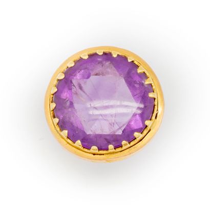 null Yellow gold ring set with a round cabochon amethyst, closed setting
TDD : 52
Gross...
