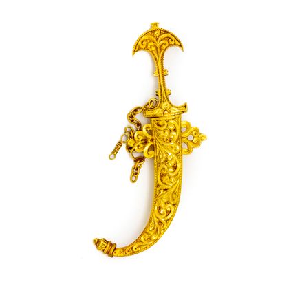 null Brooch in yellow gold (14K) in the shape of a dagger held in its sheath by a...