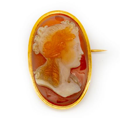 null Broche en or jaune ornée d'un camée sur cornaline sculptée d'un portrait de...