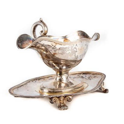 null House MARRET
Sauce boat in silver, the edges with double nets, the tray resting...
