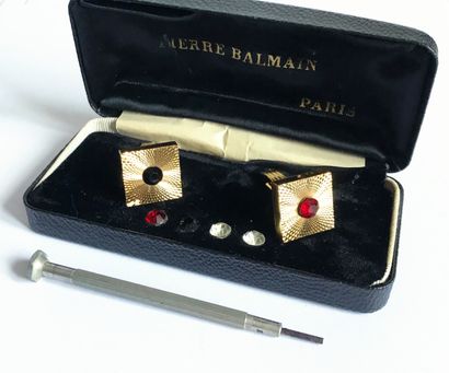 null Pierre BALMAIN - Paris
Pair of gilded metal cufflinks of square shape decorated...