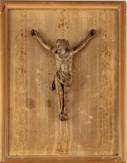 null Christ en bois sculpté, traces de polychromie, tête couronnée regardant vers...