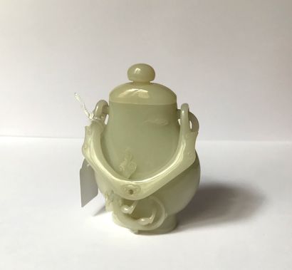 CHINE CHINE - Début XXe
Vase balustre couvert à anse à suspendre en jade (néphrite)...