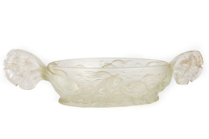 VERLYS VERLYS - France
Oblong shaped cup in pressed molded glass decorated with fighting...