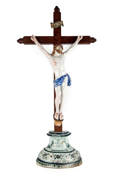 null Christ en faïence sur une croix en bois posée sur un socle en faïence 
Epoque...