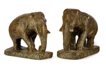 null Paire de statuettes en pierre représentant des éléphants 
H. : 22 cm ; L. :...