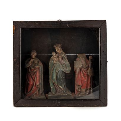 null Vitrine d'applique contenant trois statuettes représentant la Vierge à l'enfant...