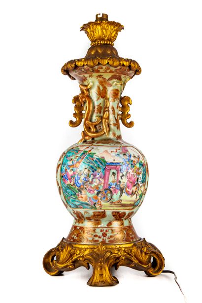 CHINE CANTON CHINA - CANTON
Bottle-shaped vase in enamelled porcelain with polychrome...