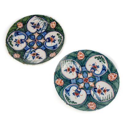 DELFT DELFT
Pair of plates with green background and four hearts in reserve
D. 22...