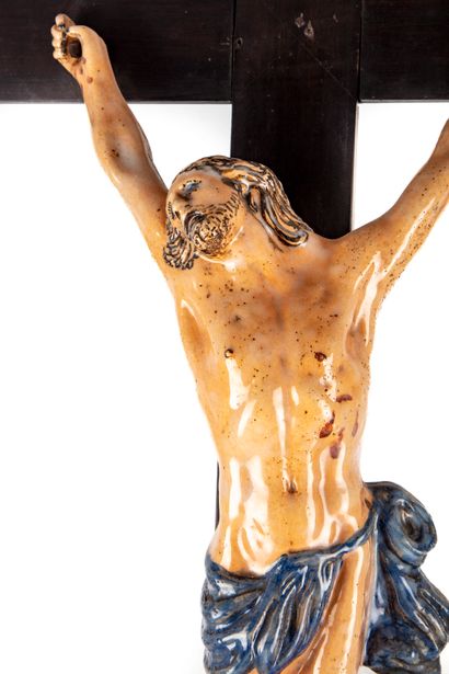 ROUEN ROUEN 
Christ in polychrome earthenware in blackened wood, triangular base...