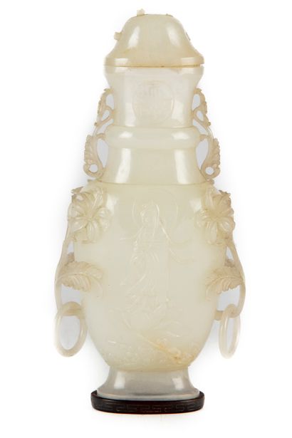 CHINE CHINE - Vers 1900
Vase balustre couvert jade (néphrite) claire à décor sculpté...