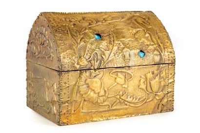 null Brass hunting box with plant decoration and silk upholstery inside
Art Nouveau...