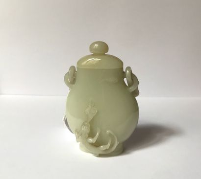 CHINE CHINA - Early 20th century
Covered baluster vase with hanging handle in light-colored...