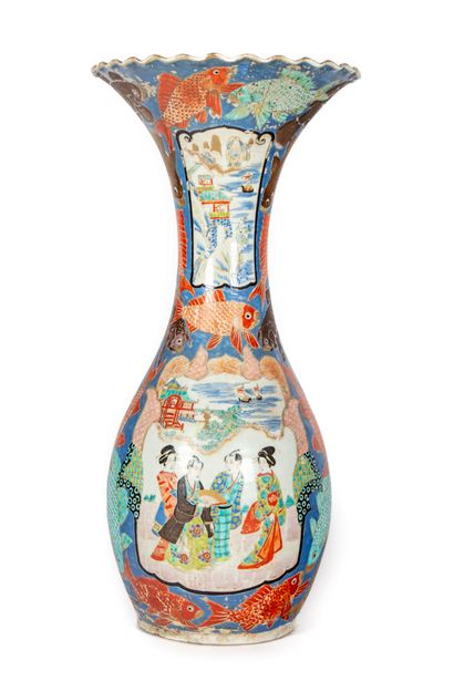 JAPON JAPON 
Important vase en porcelaine émaillée à décor polychrome de carpes et...