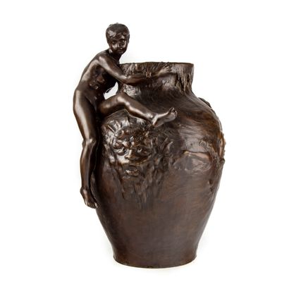 AUGUSTE LEDRU Auguste LEDRU (1860 - 1902) 
Vase en bronze à patine brune, représentant...